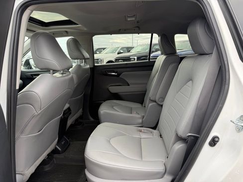 Used 2022 Toyota Highlander XLE image 8