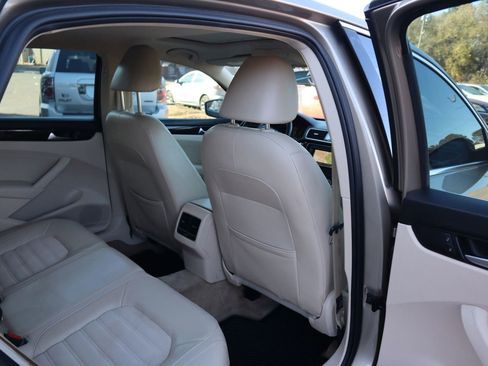 Used 2015 Volkswagen Passat TDI SEL Premium image 18