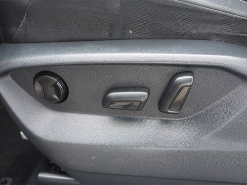 Used 2020 Volkswagen Tiguan SE image 18