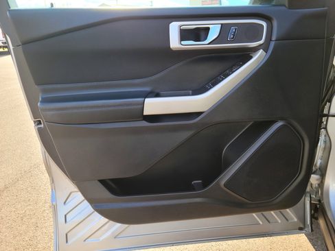 Used 2020 Ford Explorer XLT w/ Comfort Package image 8