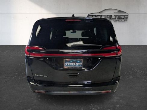Used 2025 Chrysler Pacifica Select FWD image 9