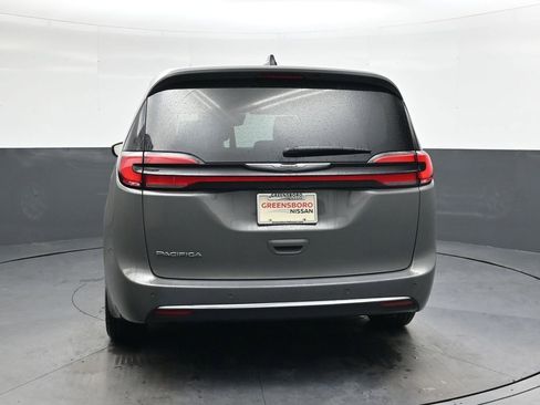 Used 2023 Chrysler Pacifica Touring-L image 5