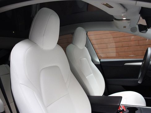 Used 2023 Tesla Model Y Long Range image 32