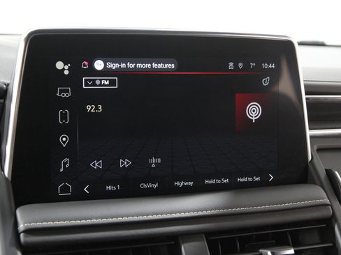 Used 2024 GMC Yukon SLT w/ SLT Luxury Package image 13