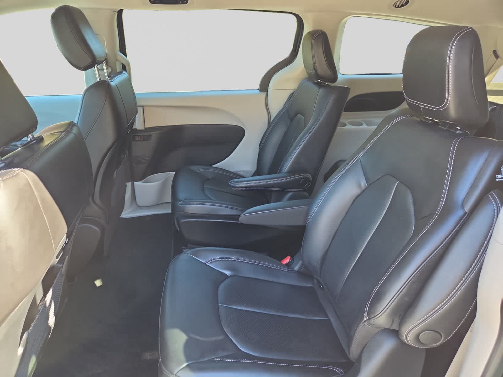 Used 2023 Chrysler Pacifica Touring-L FWD image 17