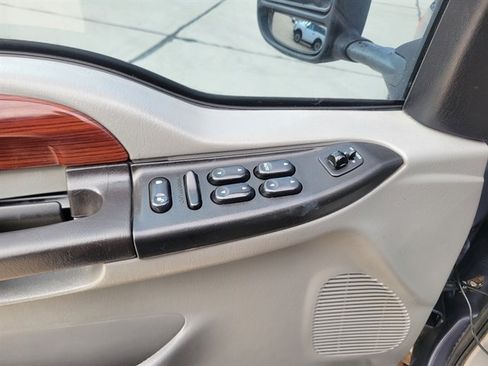 Used 2005 Ford F250 Lariat image 12