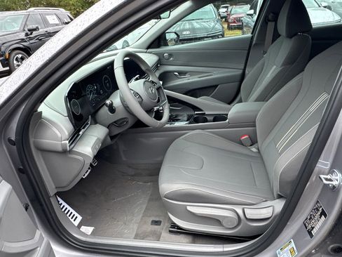 New 2025 Hyundai Elantra SEL image 9