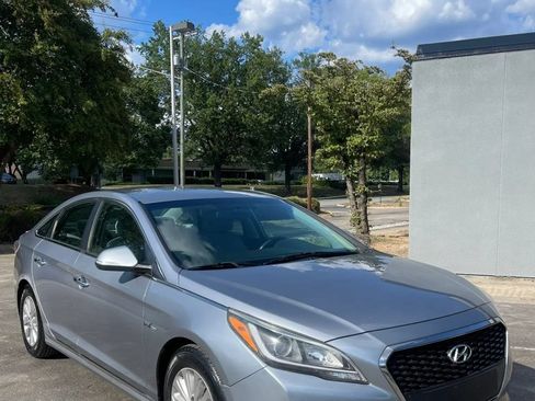 Used 2016 Hyundai Sonata SE FWD image 2