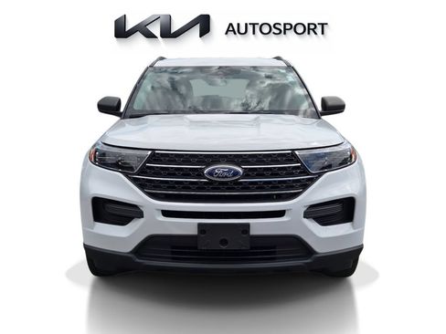 Used 2023 Ford Explorer XLT AWD/4WD image 2