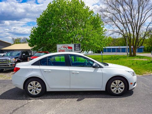 Used 2014 Chevrolet Cruze LS FWD image 2
