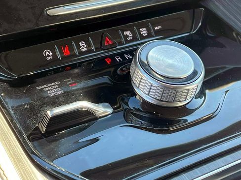 Certified 2024 Jeep Wagoneer Series II image 25