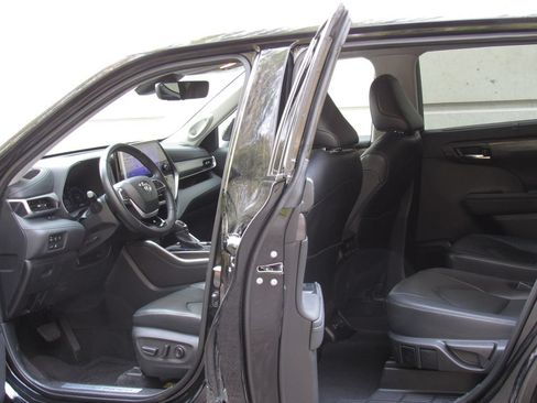 Used 2024 Toyota Highlander Limited AWD/4WD image 13