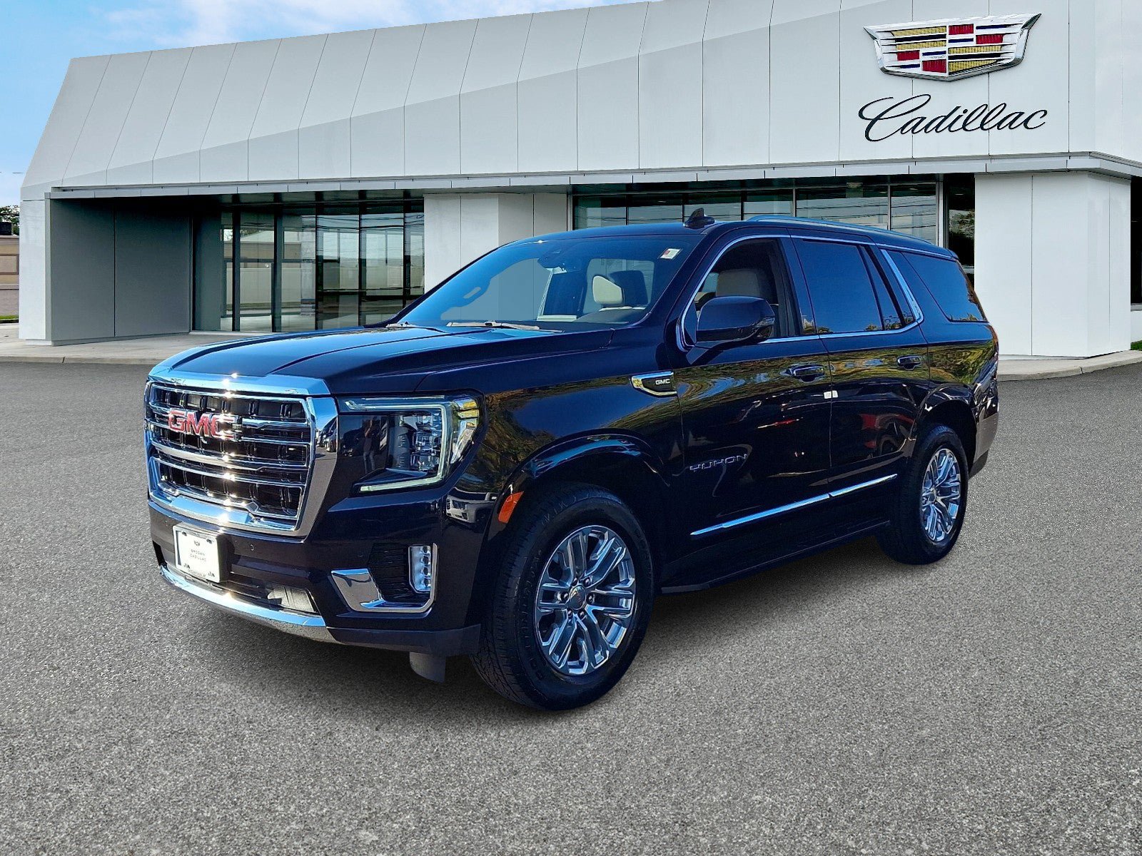 Used 2021 GMC Yukon SLT w/ Rear Media and Nav Package AWD/4WD image 3