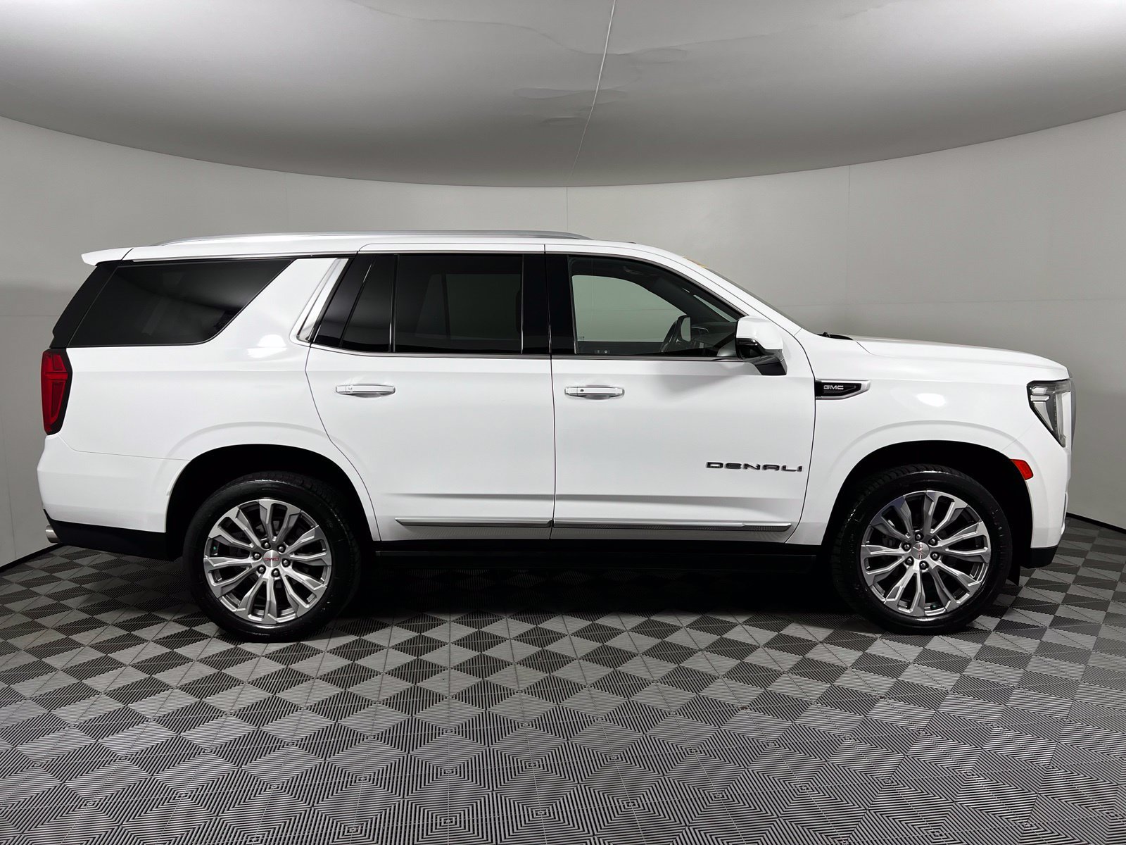 Used 2021 GMC Yukon Denali w/ Denali Premium Package AWD/4WD image 4