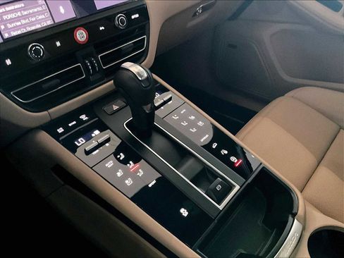 Used 2025 Porsche Macan image 20