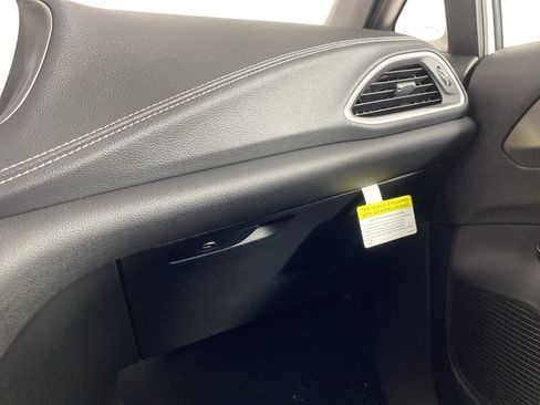 New 2026 Chrysler Pacifica Select FWD image 29