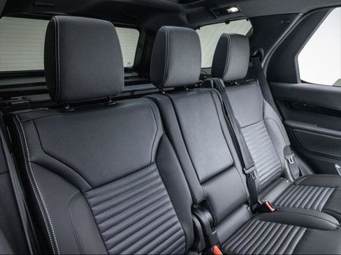 New 2025 Land Rover Discovery S image 18