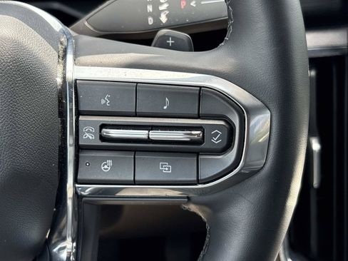 Used 2026 GMC Acadia Elevation w/ Elevation Premium Package FWD image 18
