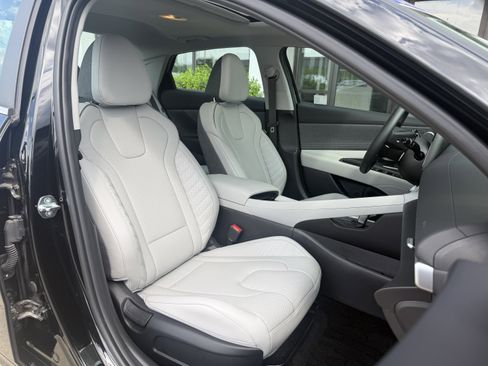 Certified 2025 Hyundai Elantra Limited FWD image 16