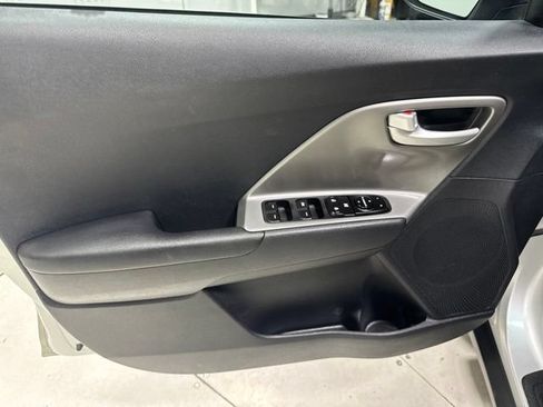 Used 2018 Kia Niro FE FWD image 11