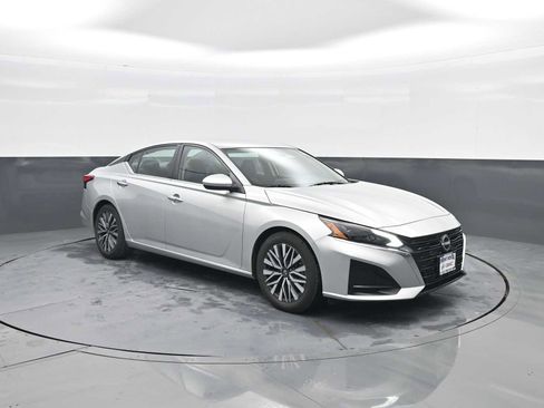 Used 2023 Nissan Altima 2.5 SV image 1