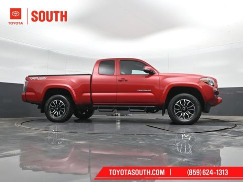 Used 2022 Toyota Tacoma TRD Sport AWD/4WD image 35