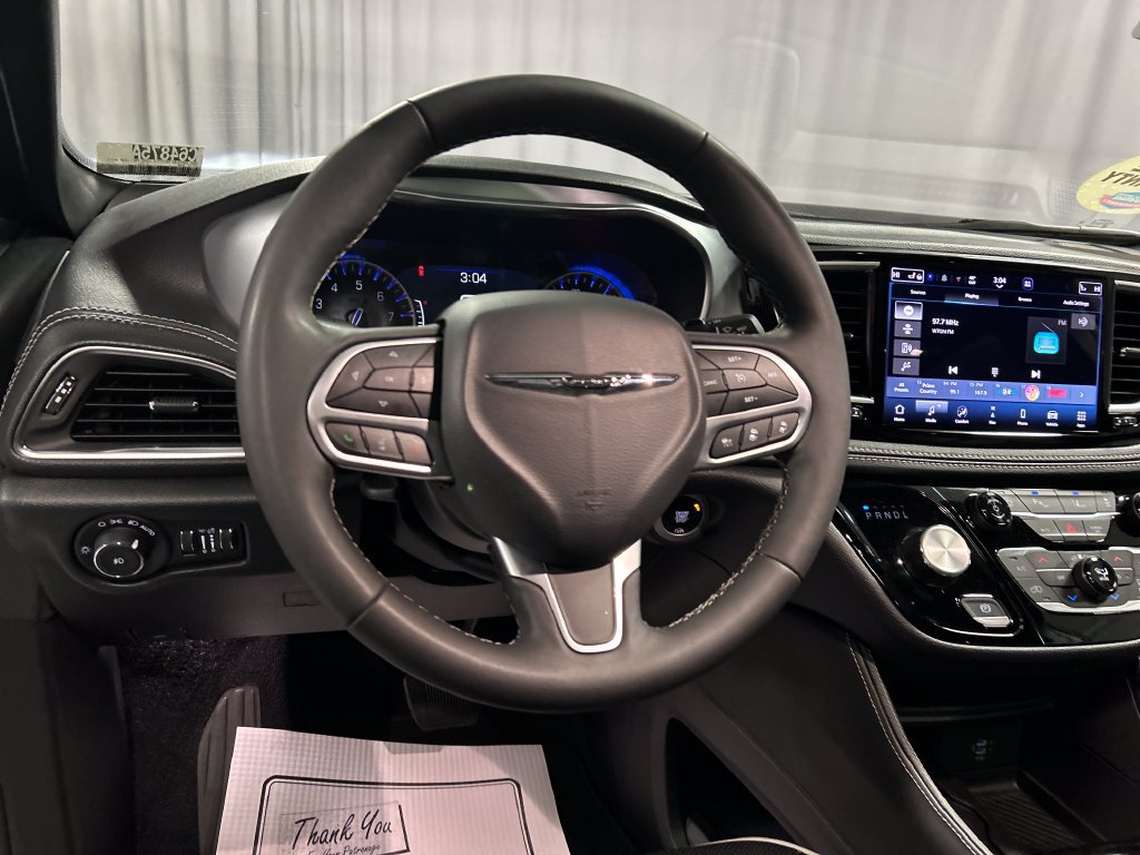 Used 2026 Chrysler Pacifica Limited FWD image 15