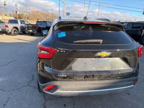 Used 2025 Chevrolet Trax LT w/ LT Convenience Package image 16