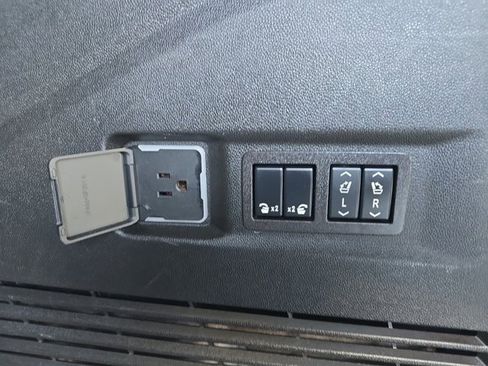 Used 2024 Chevrolet Tahoe Premier w/ Premium Package image 21