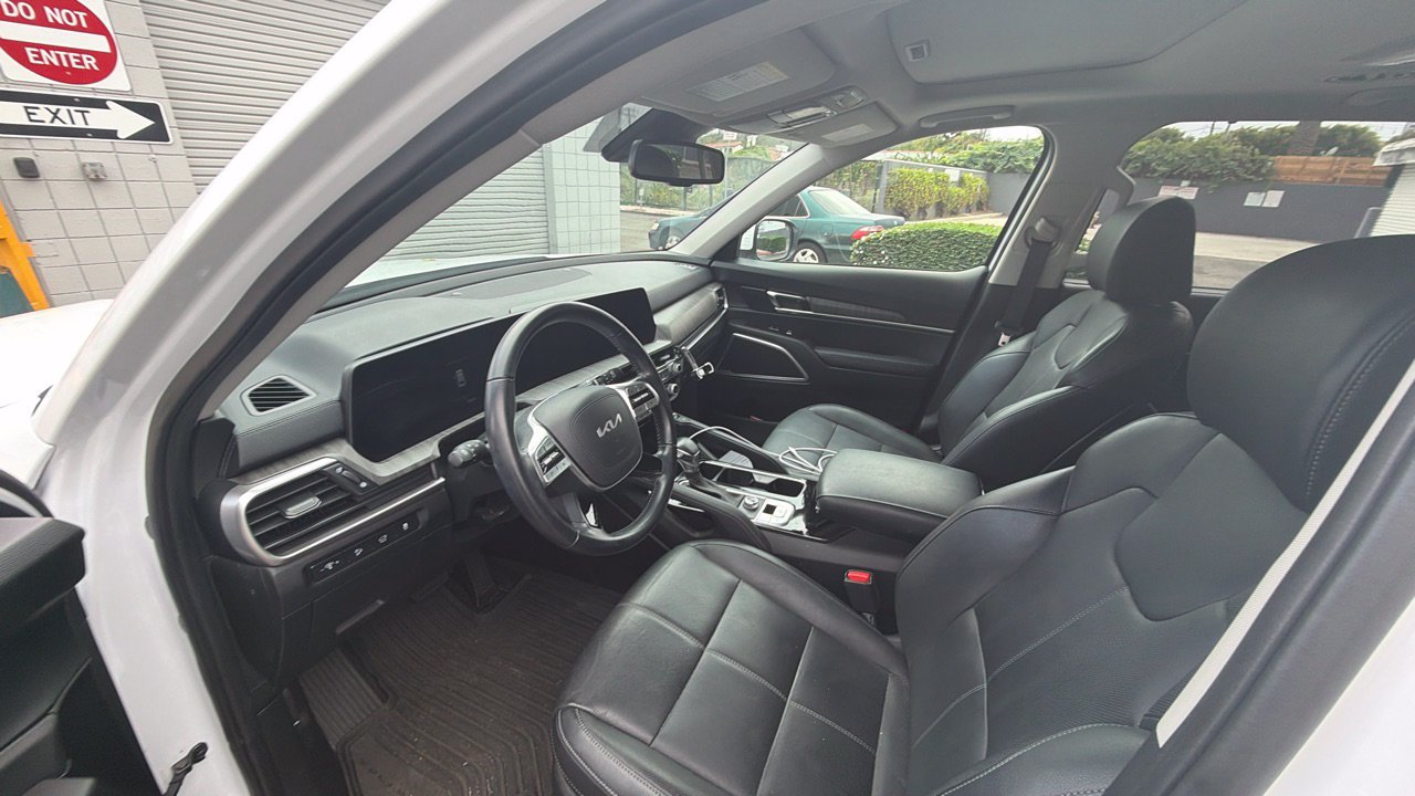 Certified 2023 Kia Telluride EX w/ EX Captain's Chair Package FWD image 6