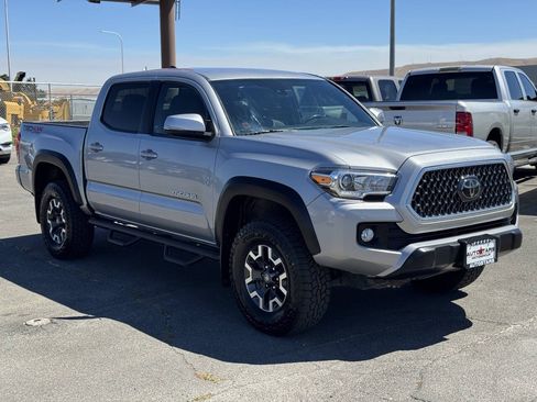 Used 2018 Toyota Tacoma TRD Off-Road w/ Technology Package AWD/4WD image 10