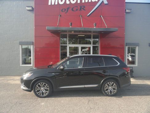 Used 2018 Mitsubishi Outlander GT AWD/4WD image 2