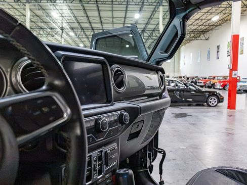 Used 2019 Jeep Wrangler Unlimited Sahara AWD/4WD image 13
