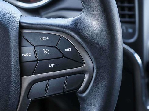 Used 2019 Jeep Grand Cherokee Laredo RWD image 21