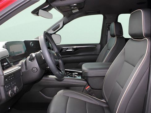 Used 2025 Chevrolet Suburban Premier image 16