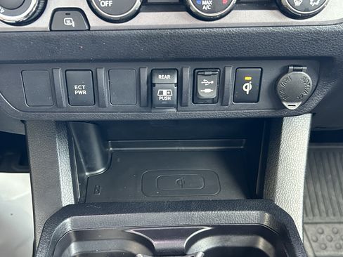 Used 2019 Toyota Tacoma TRD Sport AWD/4WD image 30