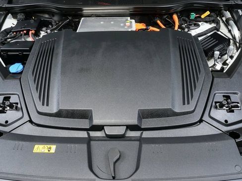 Used 2024 Audi Q8 e-tron Premium Plus image 33