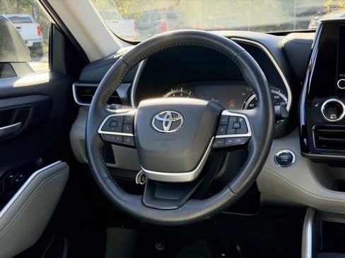 Used 2023 Toyota Highlander XLE image 23