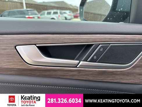 Used 2025 Volkswagen Atlas SEL AWD/4WD image 12