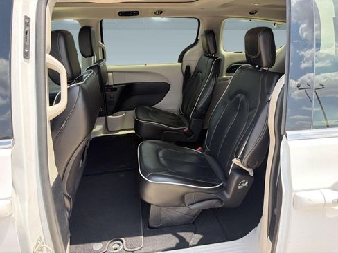 Used 2023 Chrysler Pacifica Limited FWD image 22