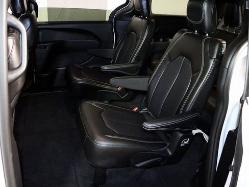 Used 2026 Chrysler Pacifica Select image 11