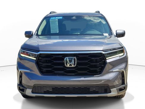 Certified 2025 Honda Pilot Touring image 2