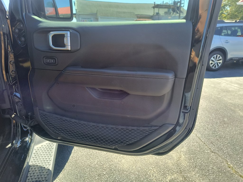 Used 2020 Jeep Wrangler Unlimited Sahara AWD/4WD image 31