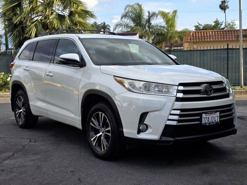 Used 2017 Toyota Highlander Plus FWD image 2