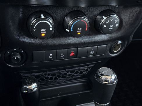 Used 2018 Jeep Wrangler Unlimited Rubicon w/ Connectivity Group AWD/4WD image 21