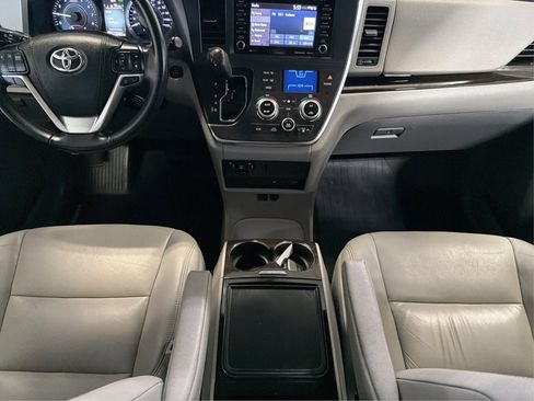 Used 2018 Toyota Sienna XLE Premium FWD image 20