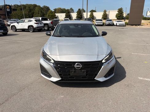 Used 2024 Nissan Altima 2.5 SV FWD image 2