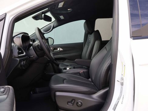 New 2026 Chrysler Pacifica Select w/ S Appearance Package FWD image 8