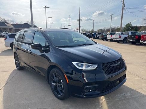 New 2026 Chrysler Pacifica Select w/ S Appearance Package FWD image 3