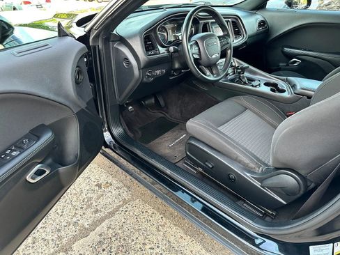 Used 2017 Dodge Challenger SXT RWD image 9